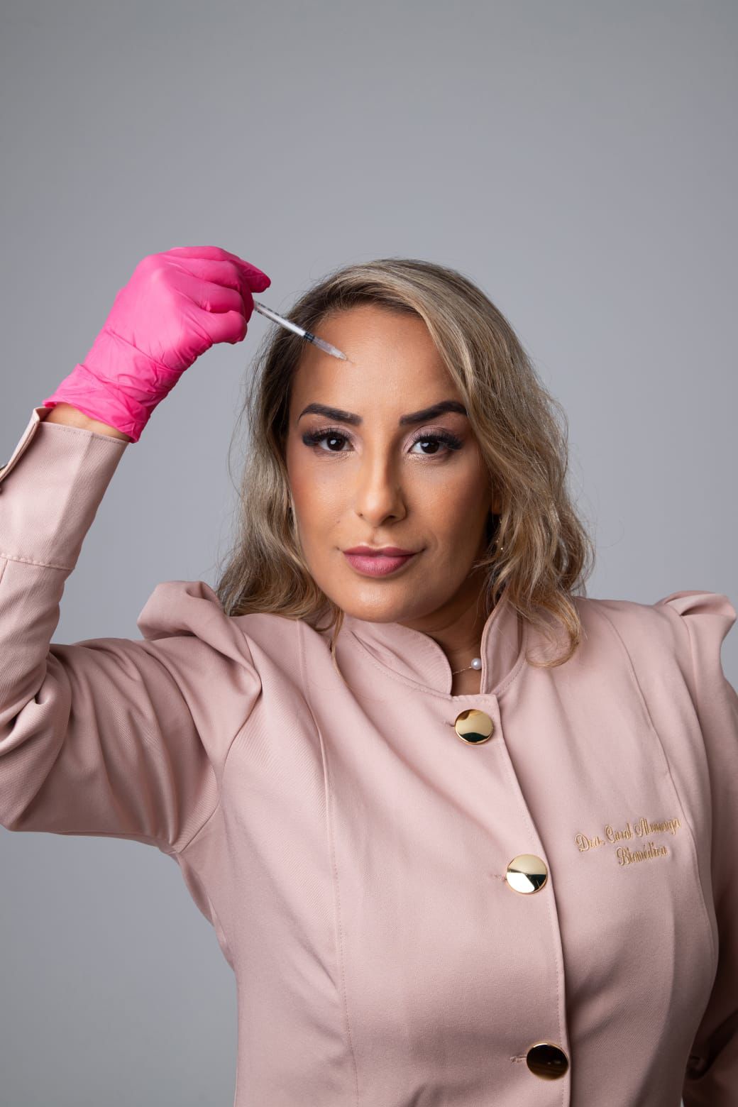Dra. Carol Alvarenga durante aplicação de toxina botulínica